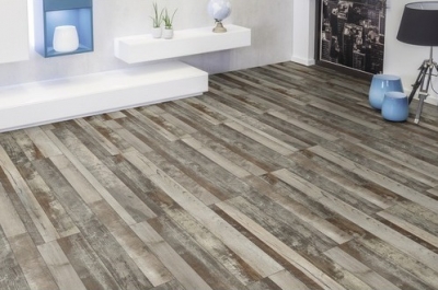 JE285272 Laminate Wildly Pine V4, 8mm. Μόνο €17,90/m2 +ΦΠΑ 24% με δωρεάν τοποθέτηση. Ισχύει για παραγγελίες άνω των 45 τμ.